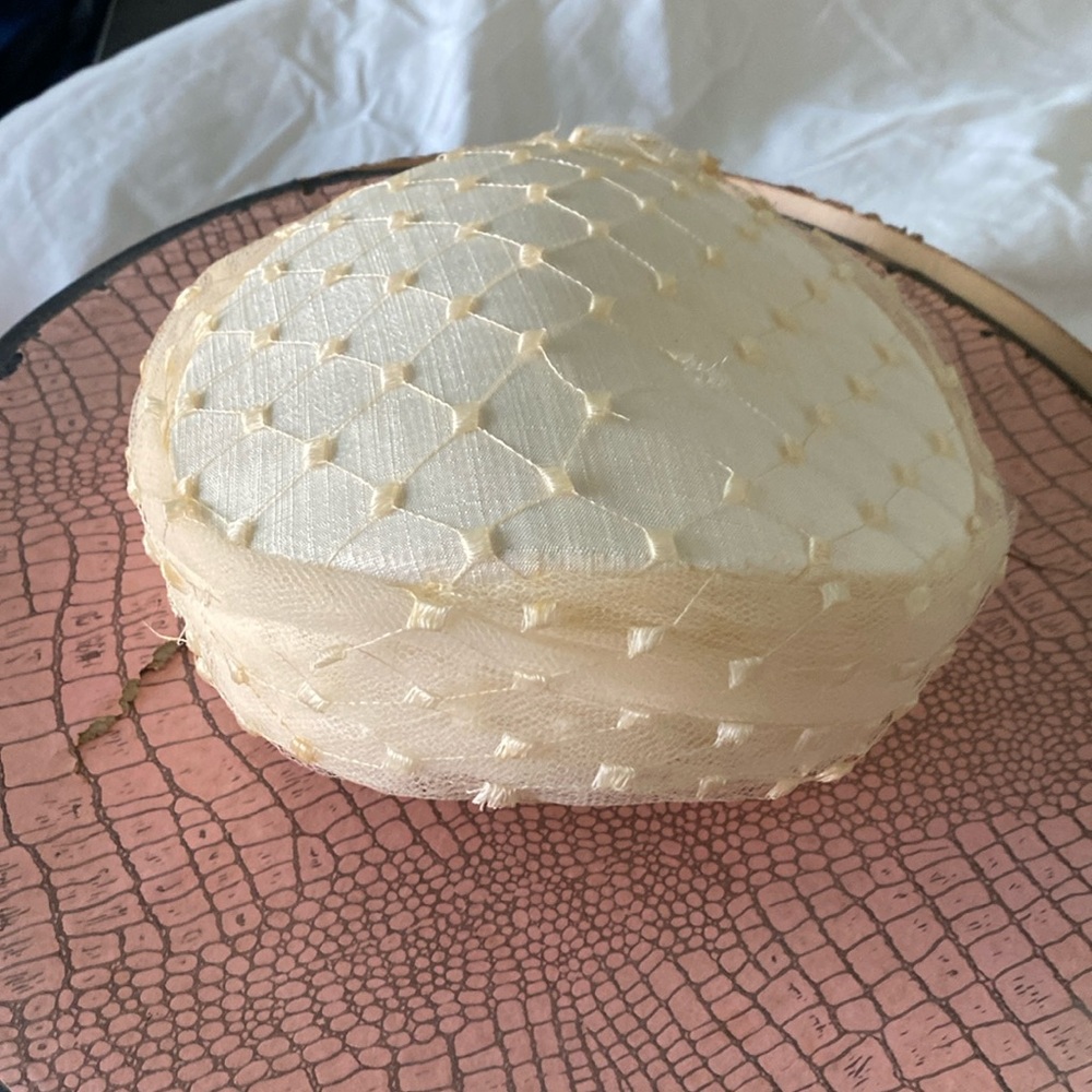 VINTAGE Ladies off white hat CIRCA 1960-1965, tulle and crepe